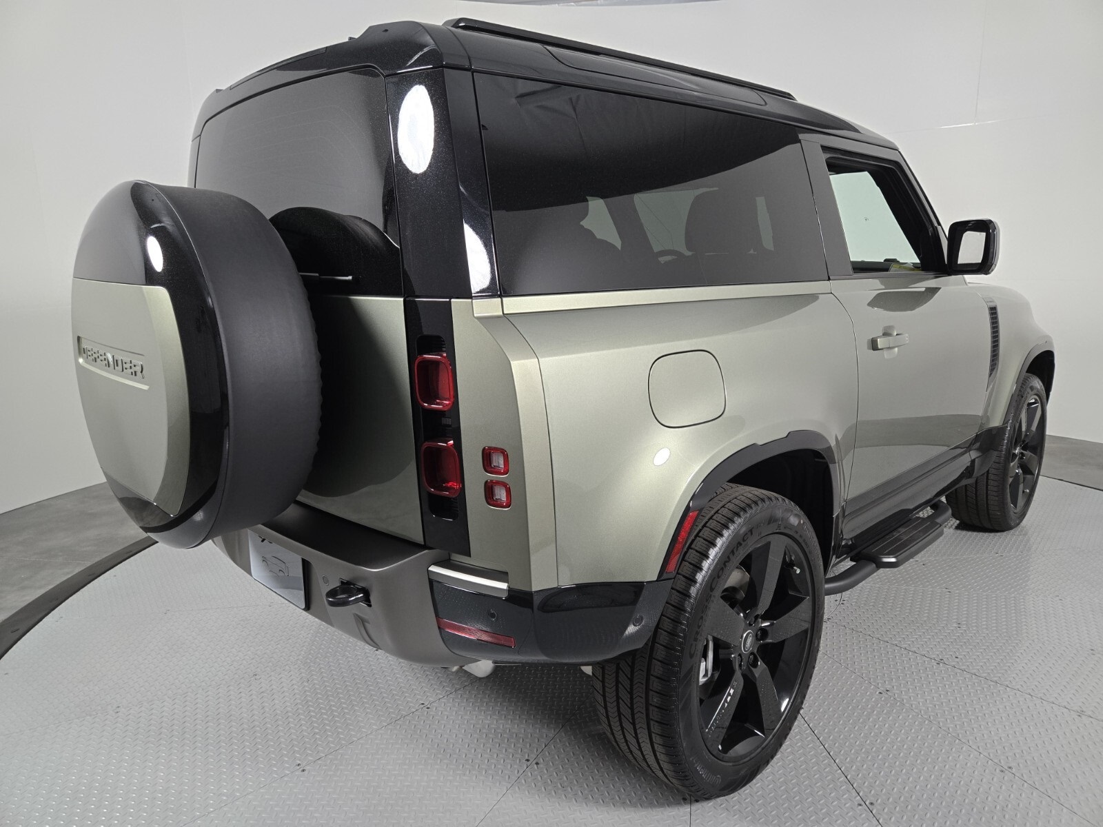 2025 Land Rover Defender X-Dynamic SE photo 2