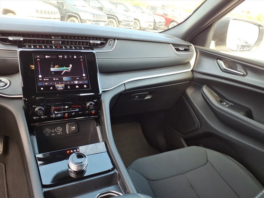 2025 Jeep Grand Cherokee Laredo Altitude photo 14