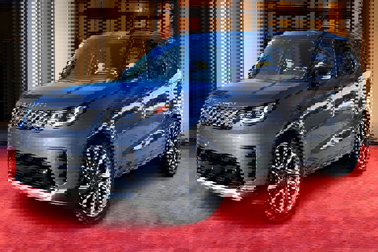 2024 Land Rover Discovery Metropolitan Edition's photo