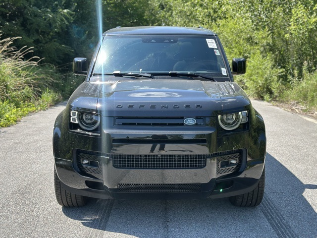 2025 Land Rover Defender 130 X-Dynamic SE photo 3