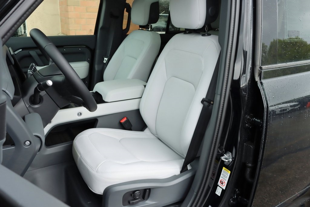 2025 Land Rover Defender 110 X-Dynamic SE photo 14