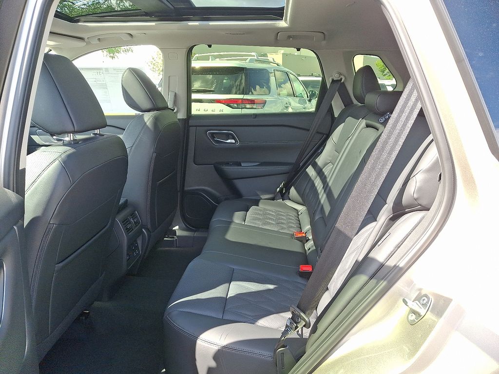 2026 Nissan Rogue Platinum photo 4