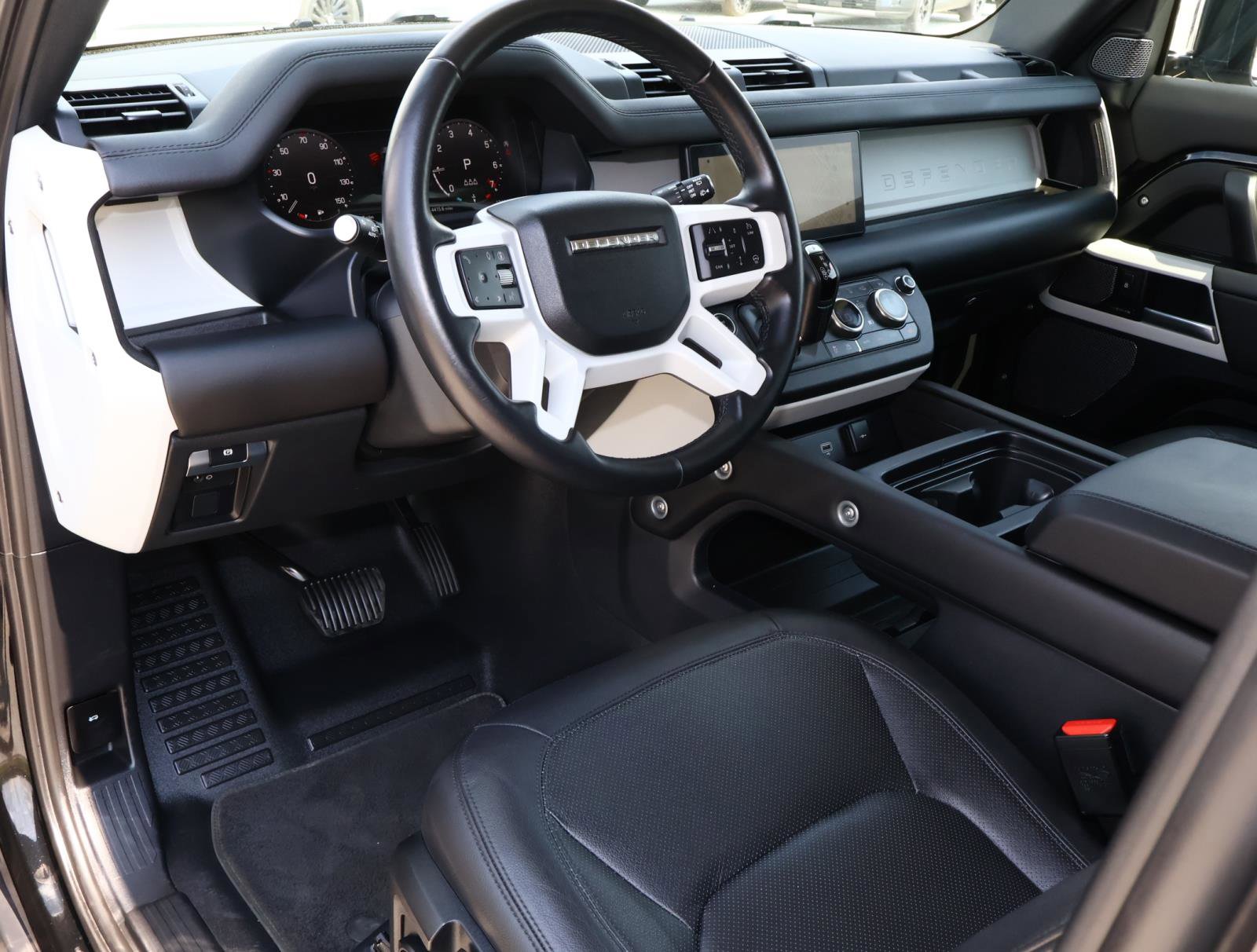 2024 Land Rover Defender S photo 9