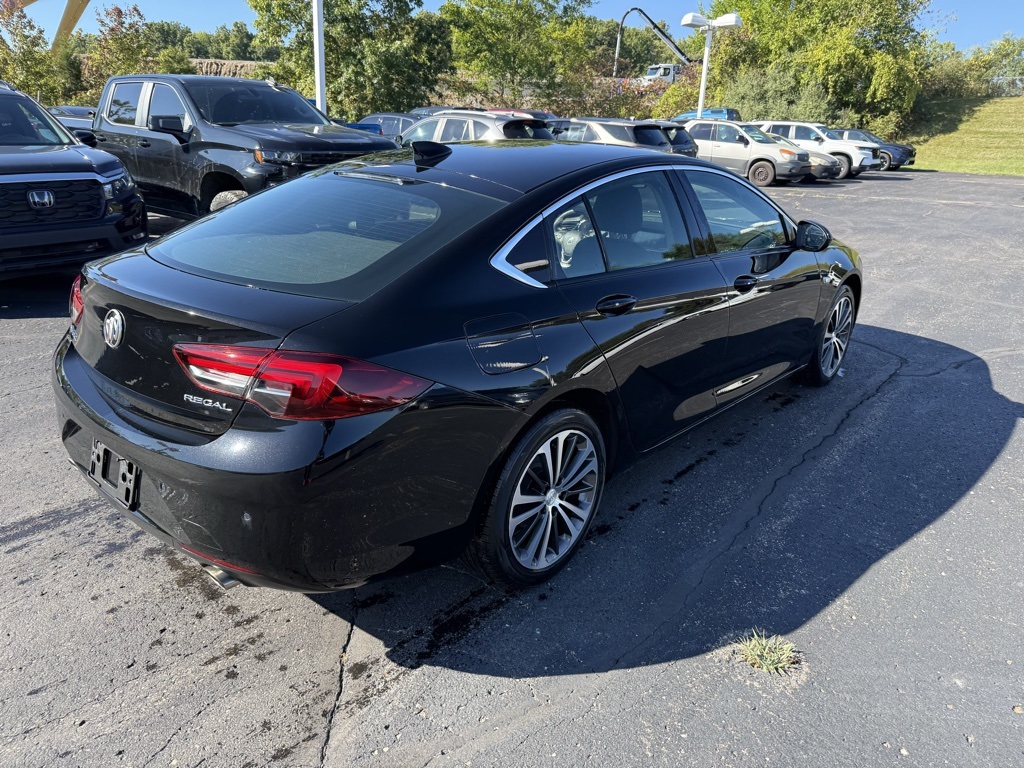 2018 Buick Regal Essence photo 3