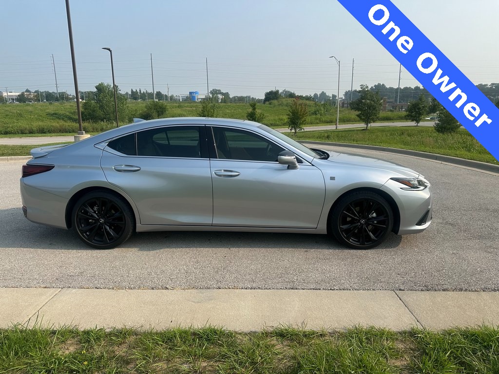 2025 Lexus ES 300h photo 2