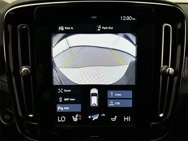 2022 Volvo XC40 R-Design photo 9