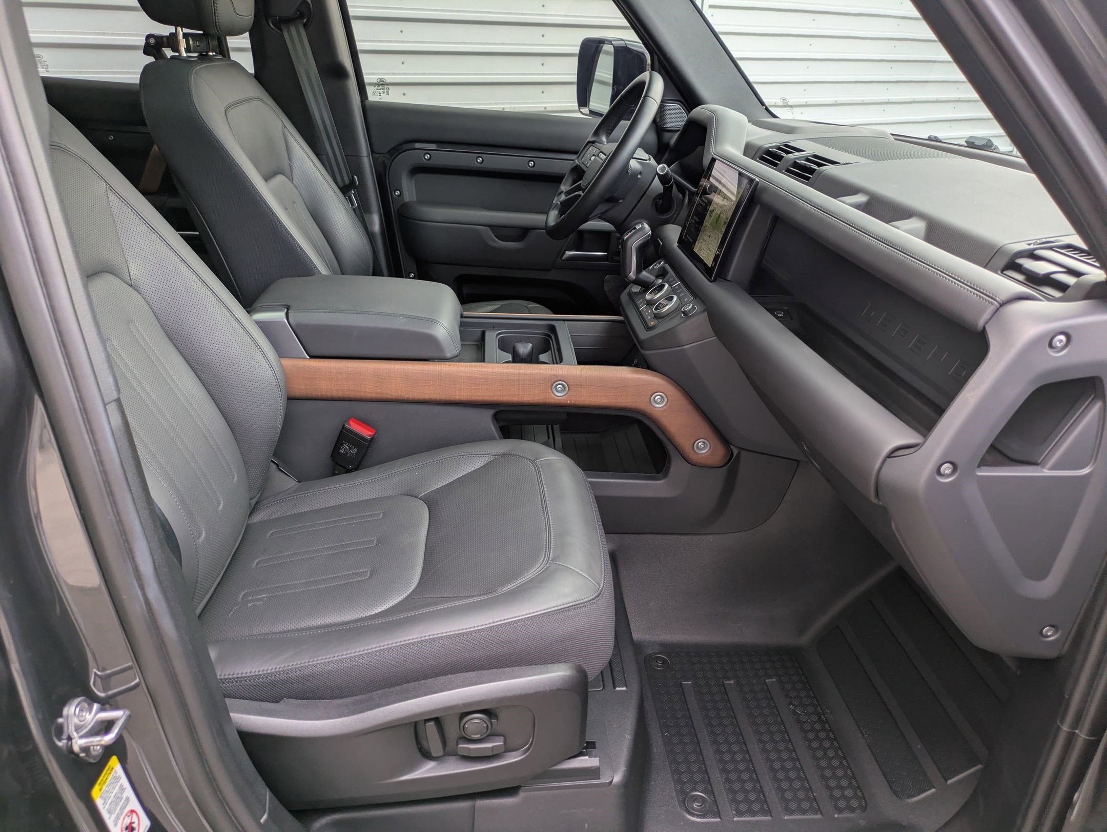 2023 Land Rover Defender 110 photo 30
