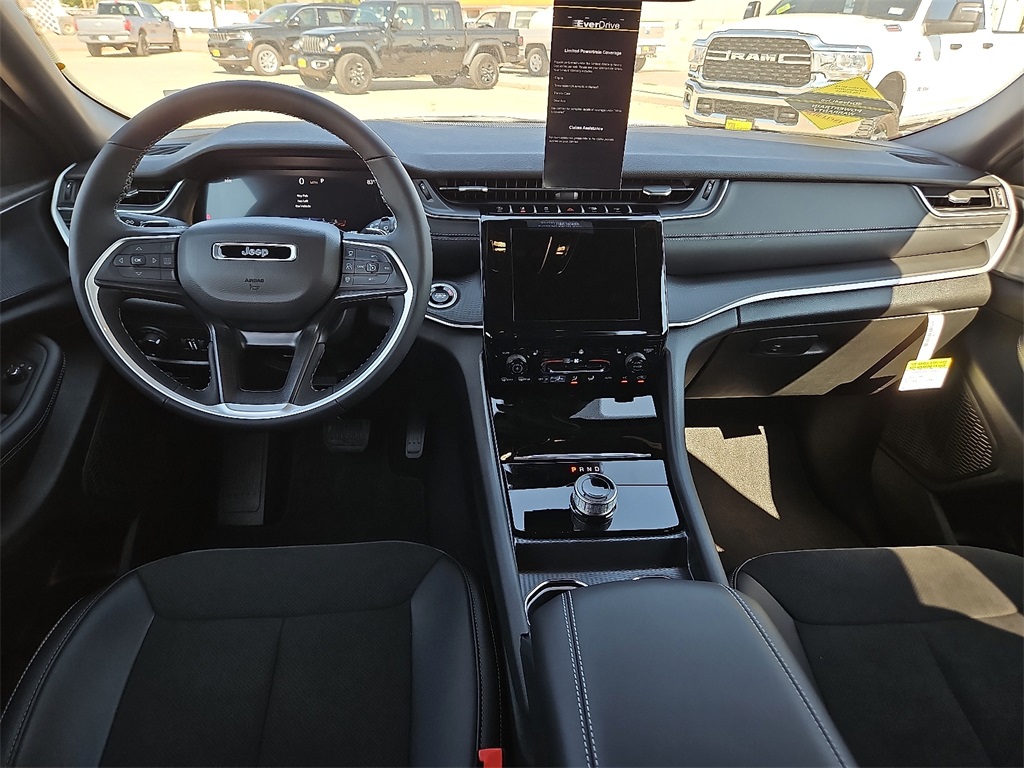 2025 Jeep Grand Cherokee Altitude photo 11