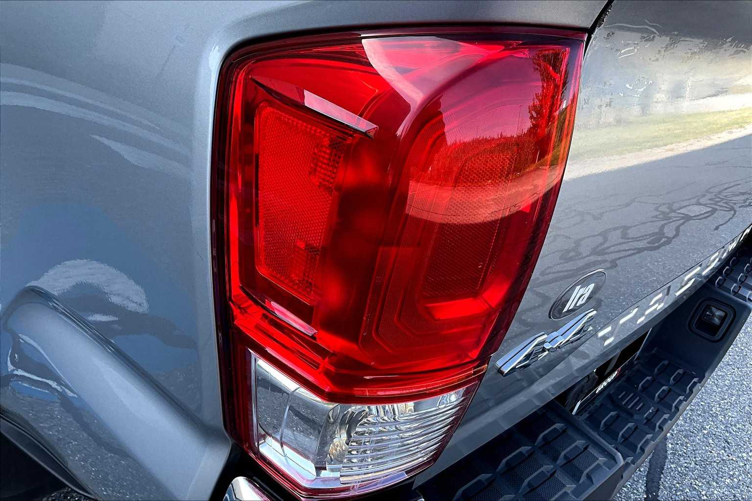 2016 Toyota Tacoma SR5 photo 27