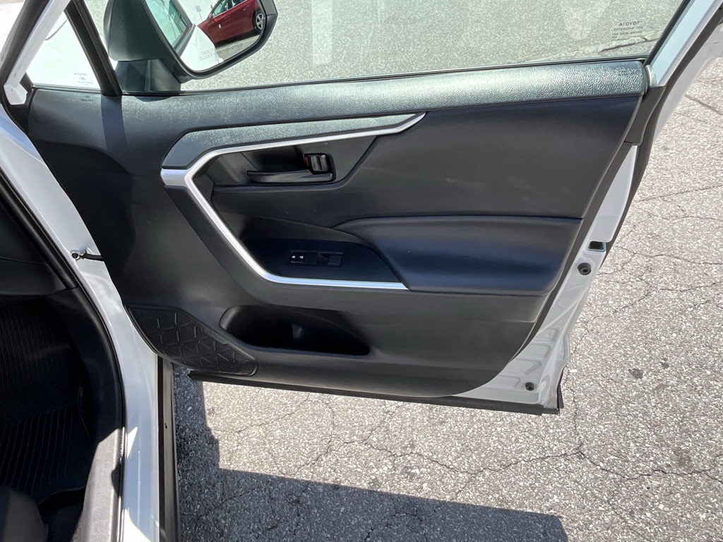 2022 Toyota RAV4 LE photo 25