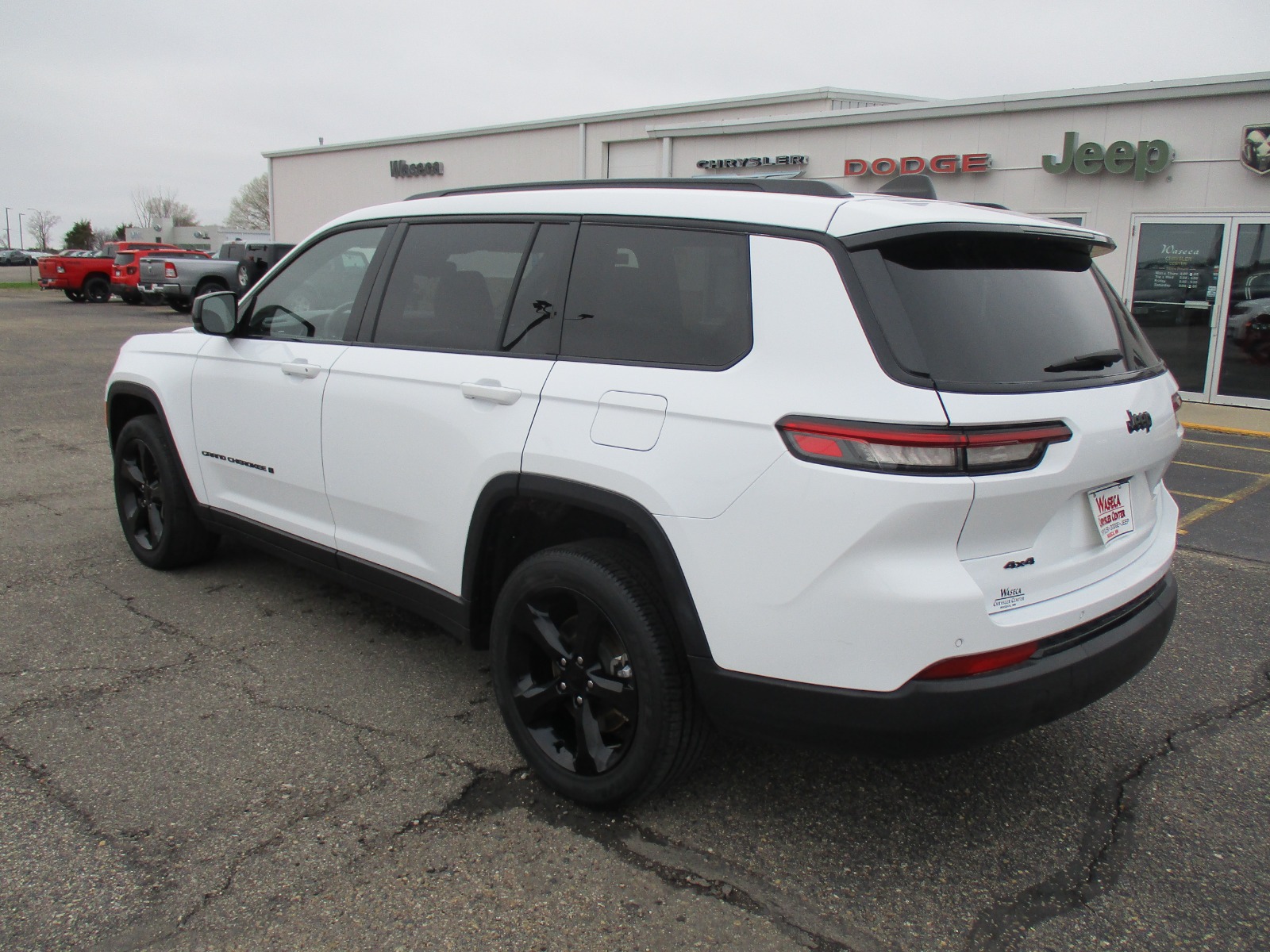 2023 Jeep Grand Cherokee Laredo X photo 3