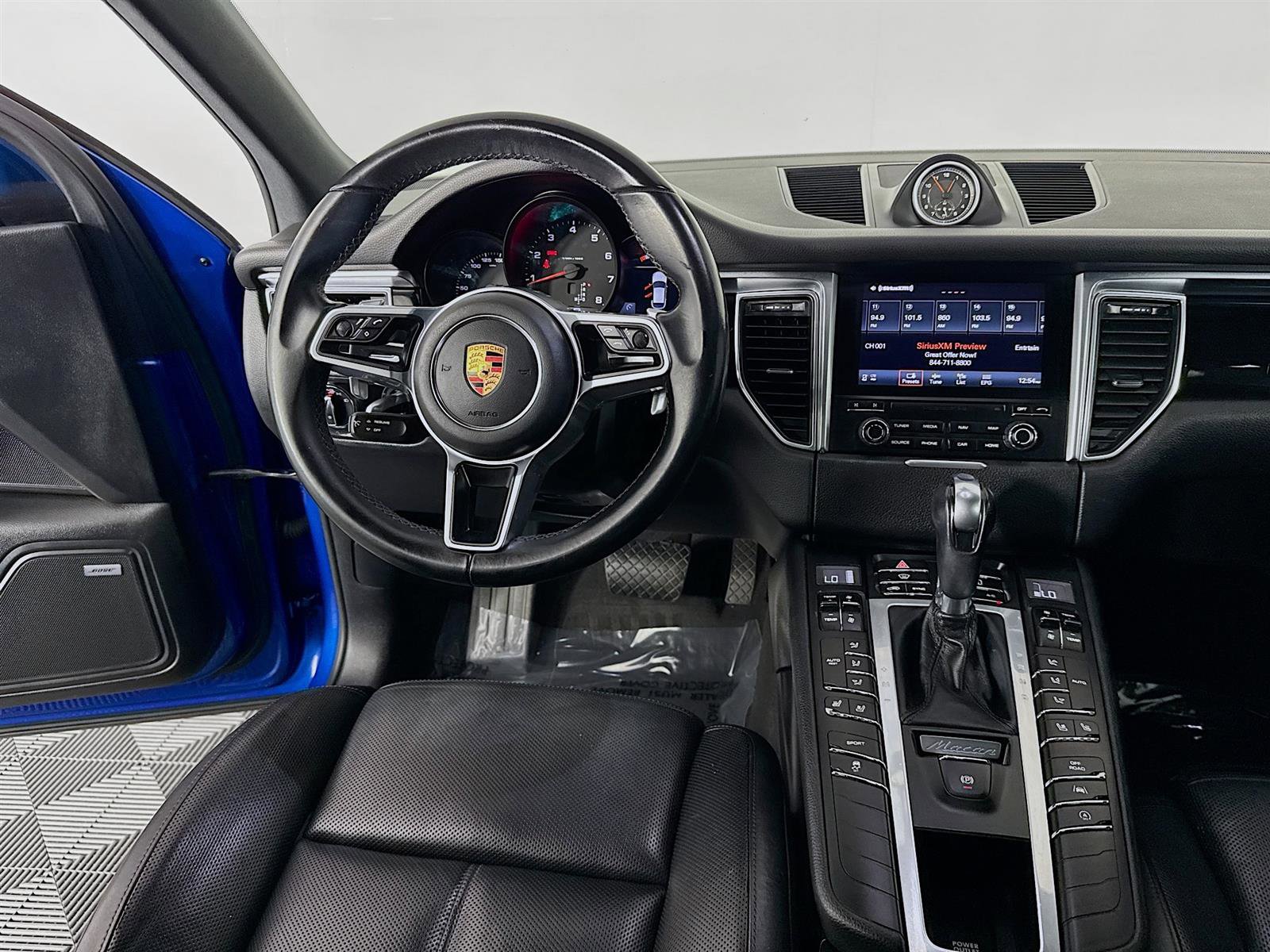 2018 Porsche Macan Base photo 24