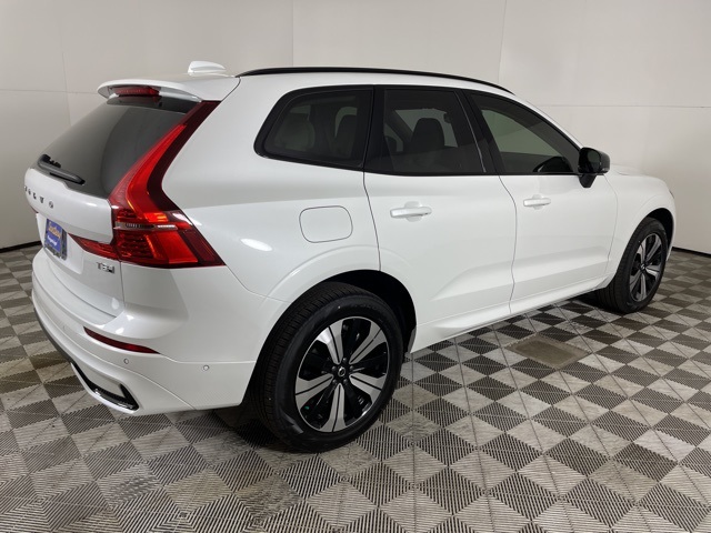 2025 Volvo XC60 T8 Plus photo 7