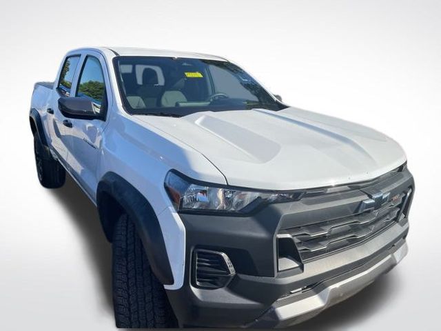 2025 Chevrolet Colorado Trail Boss photo 2