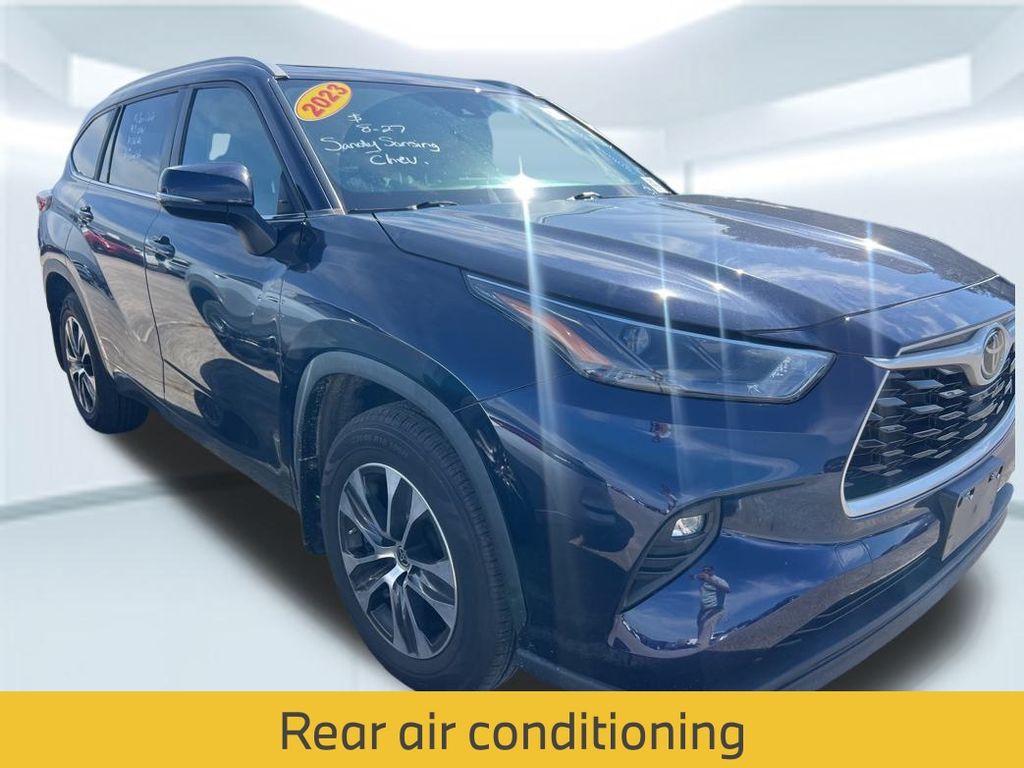 2023 Toyota Highlander XLE photo 2
