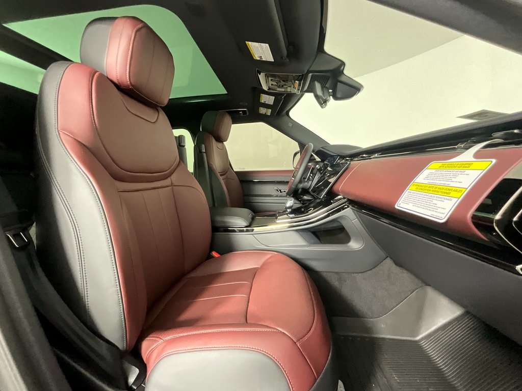 2025 Land Rover Range Rover Sport SE photo 3
