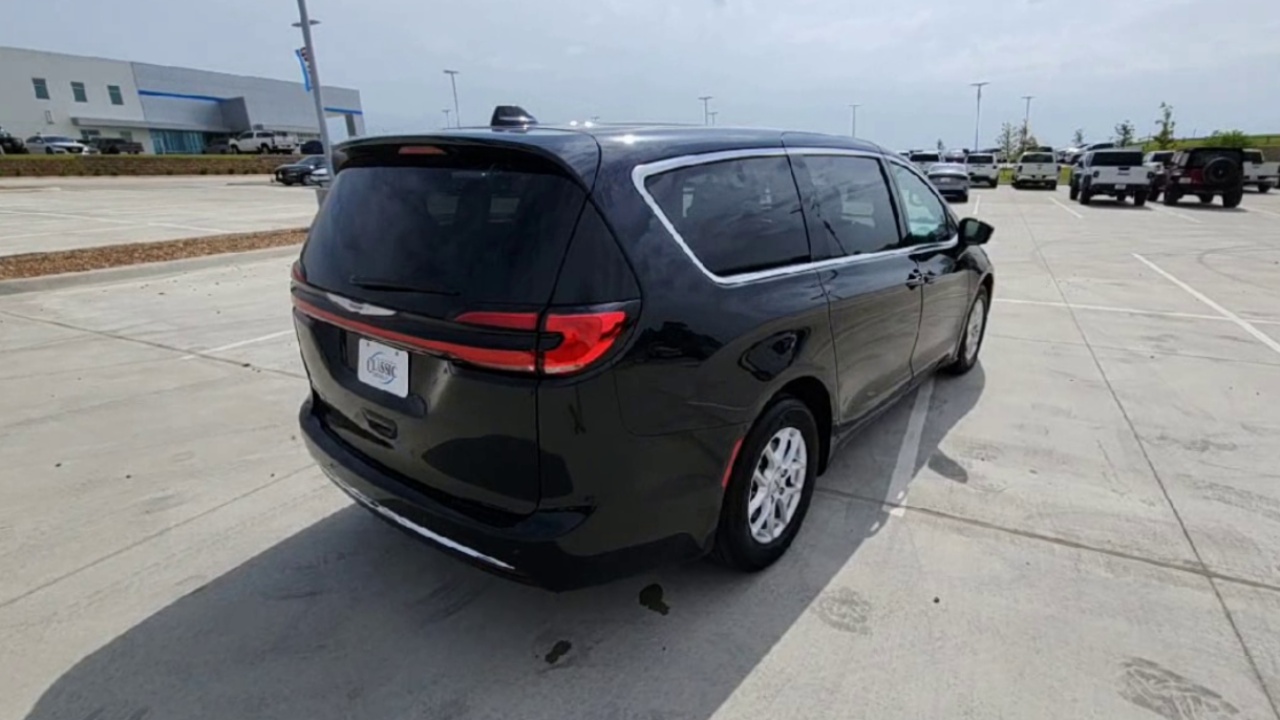 2024 Chrysler Pacifica Touring L photo 29