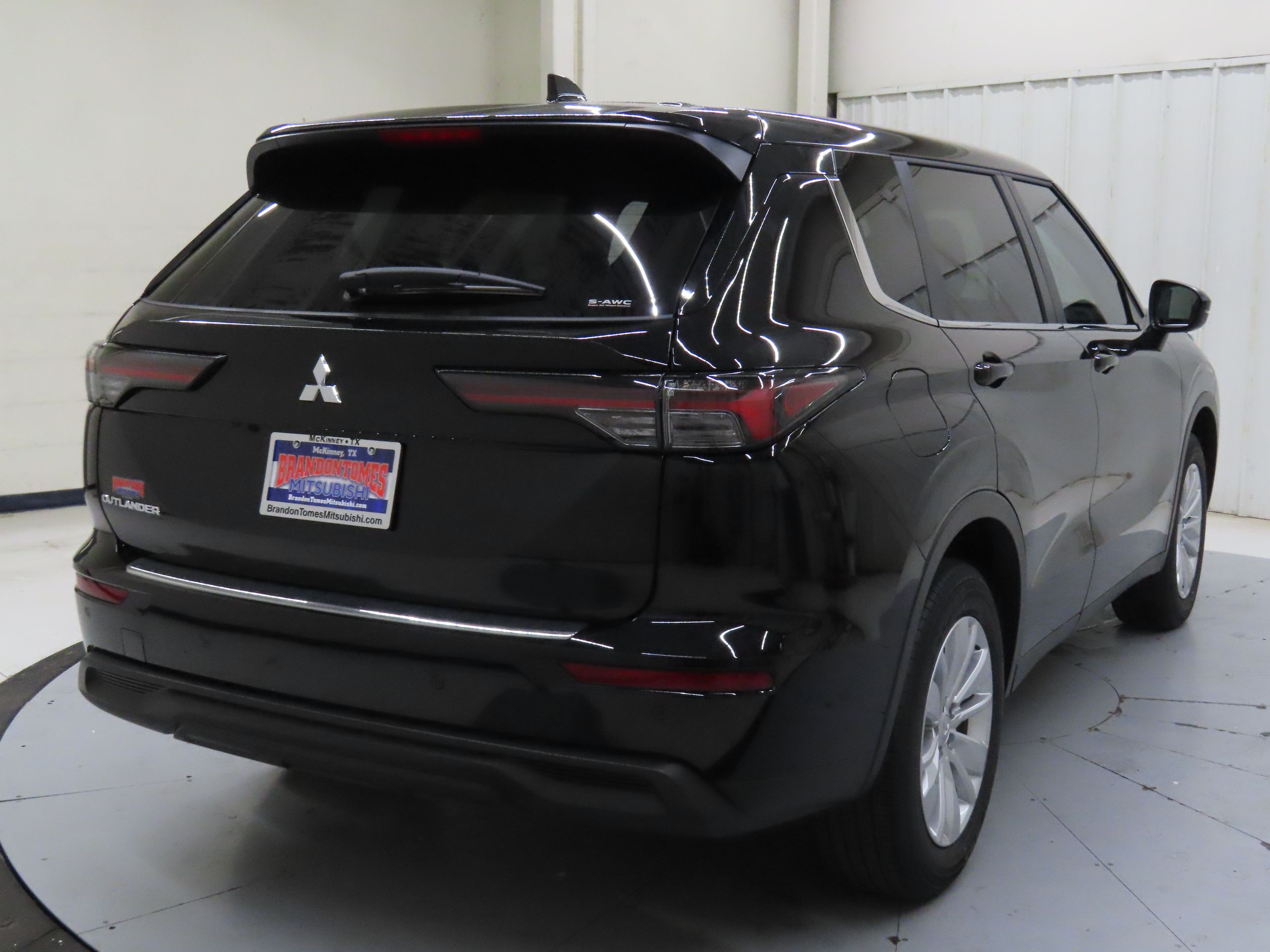 2025 Mitsubishi Outlander ES photo 3