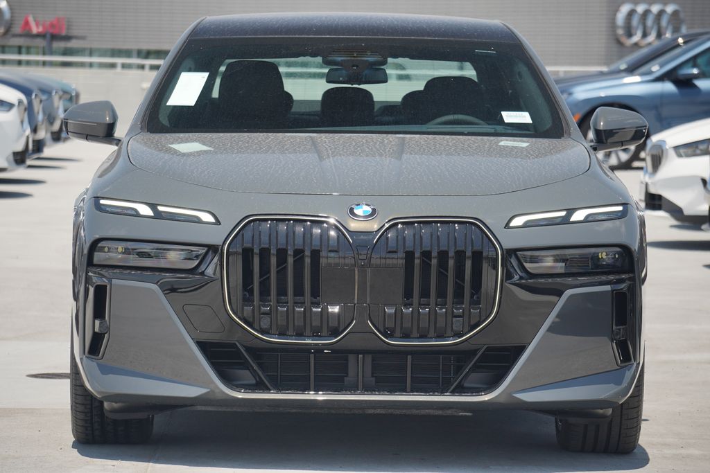 New 2025 Dravit Gray Metallic BMW 760i xDrive image 2
