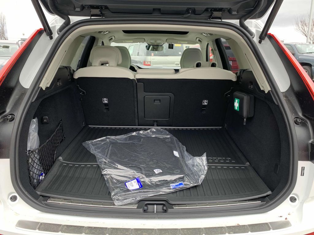 2025 Volvo XC60 T8 Plus photo 23