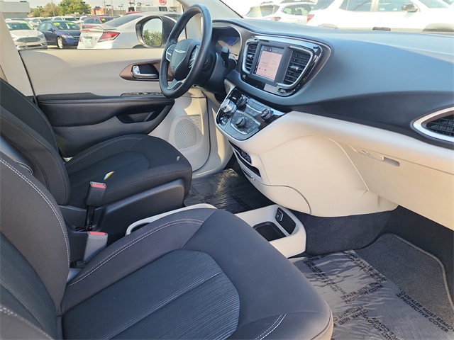 2022 Chrysler Voyager LX photo 14