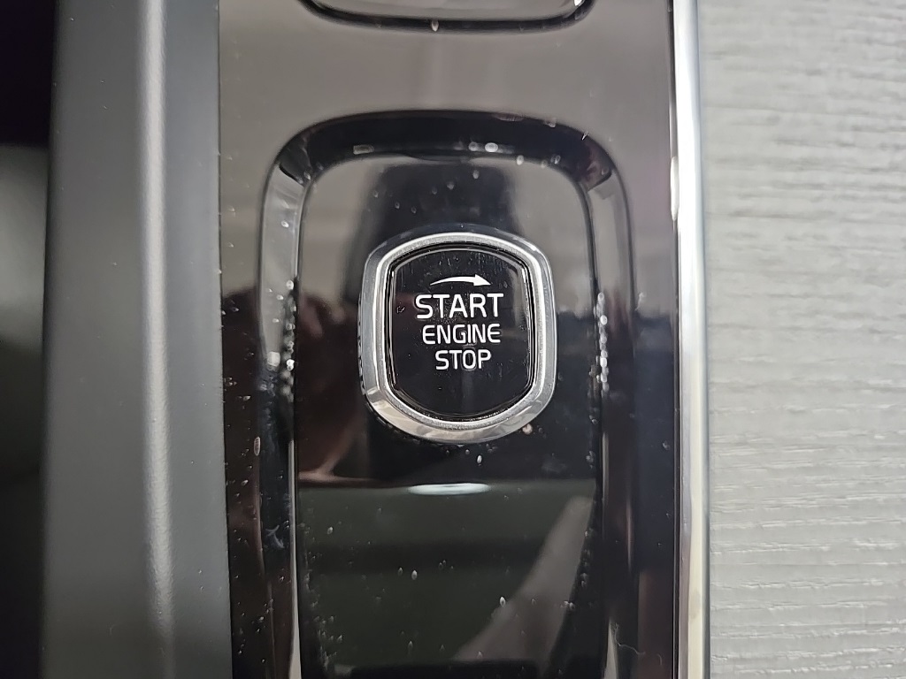 2025 Volvo XC60 B5 Plus photo 14