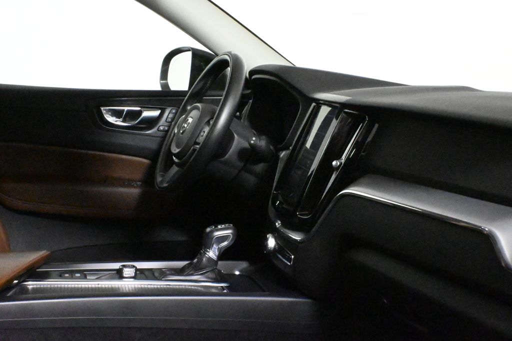 2018 Volvo XC60 T5 Momentum photo 32
