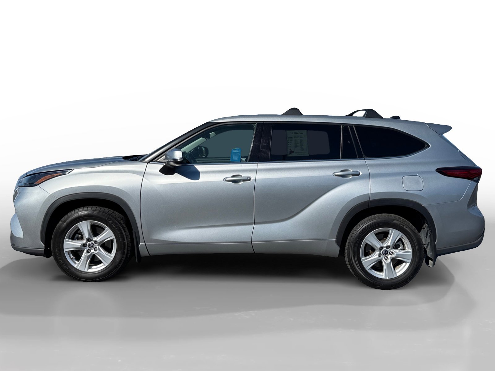 2022 Toyota Highlander LE photo 2