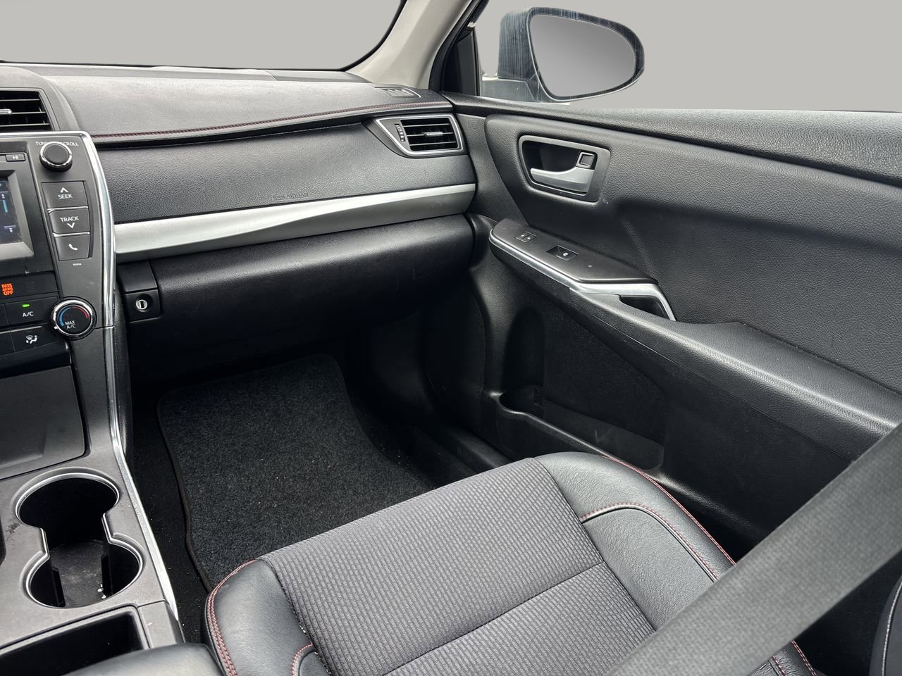 2017 Toyota Camry SE photo 10