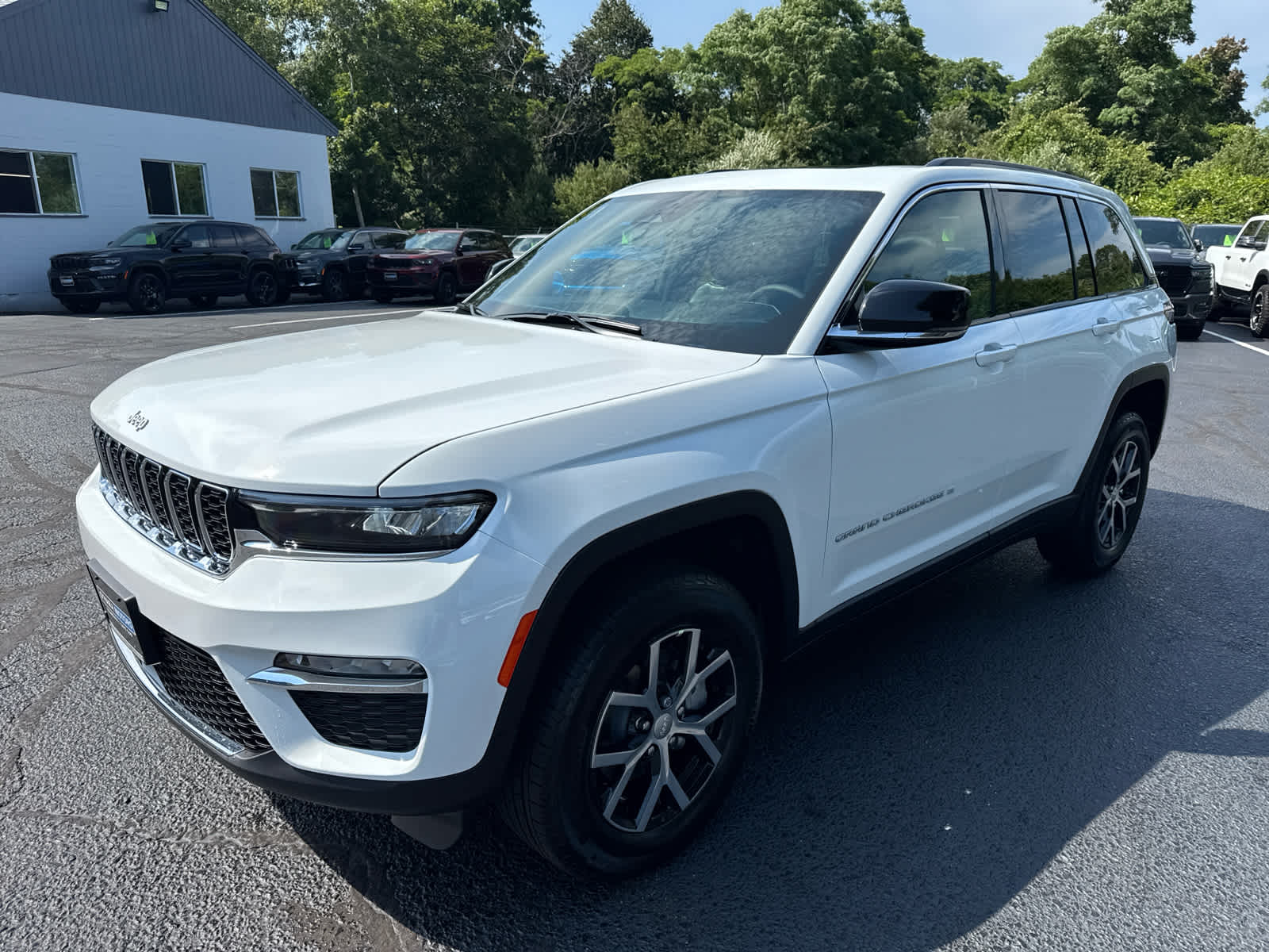 2025 Jeep Grand Cherokee Limited photo 2