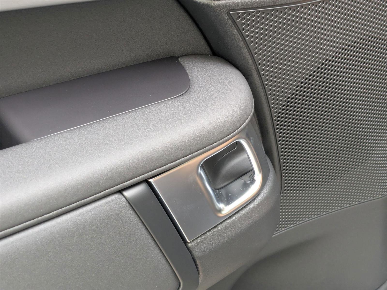 2025 Land Rover Discovery SE photo 24