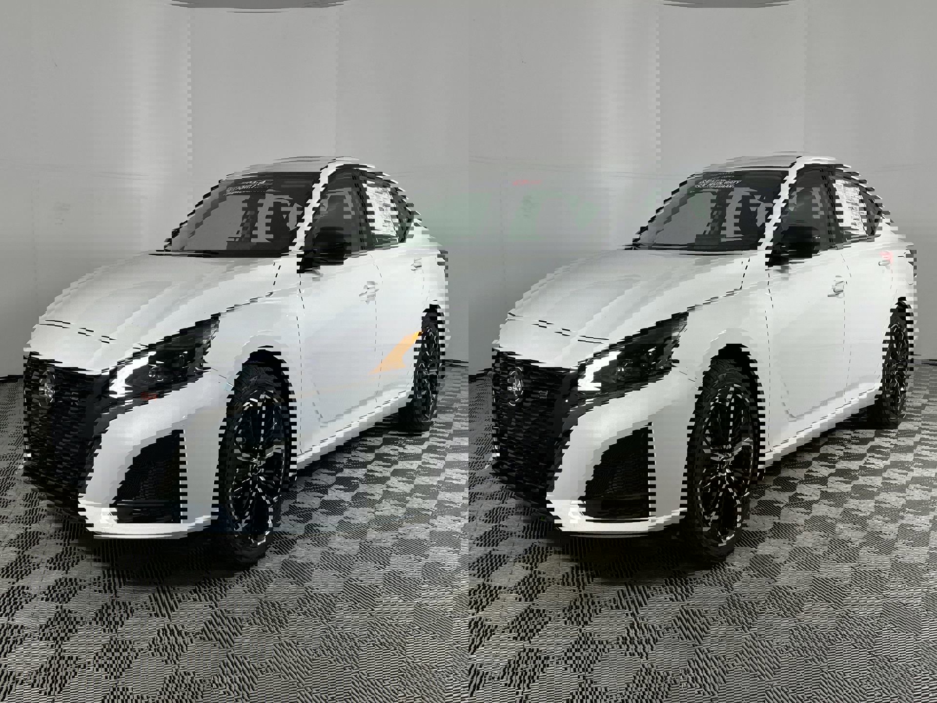 2025 Nissan Altima SR photo 4