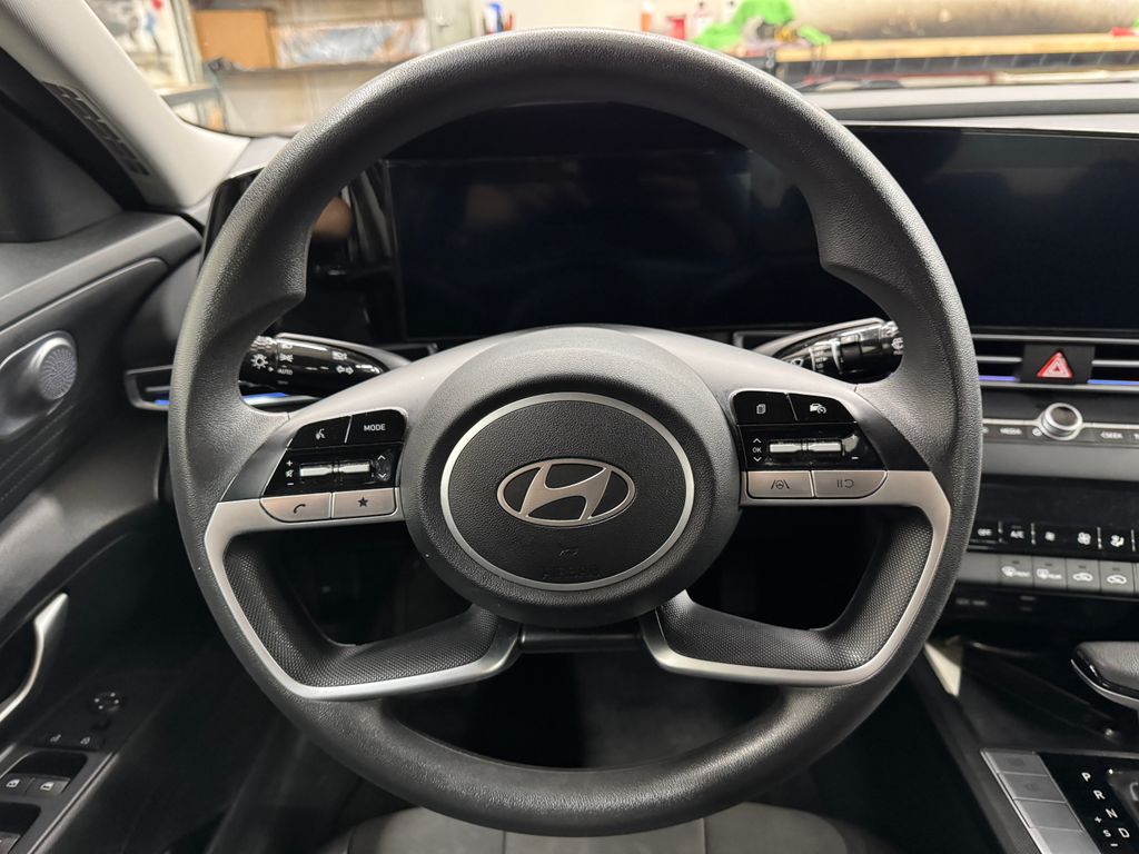 2024 Hyundai Elantra SEL photo 17