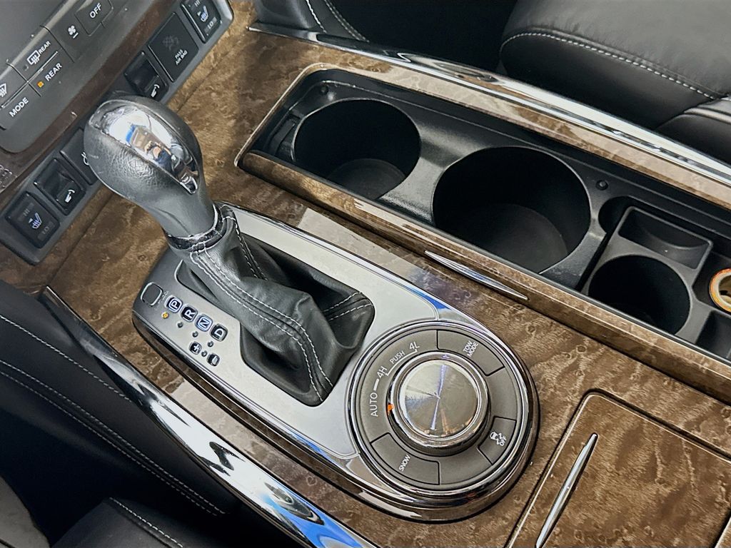 2015 Infiniti QX80 photo 16