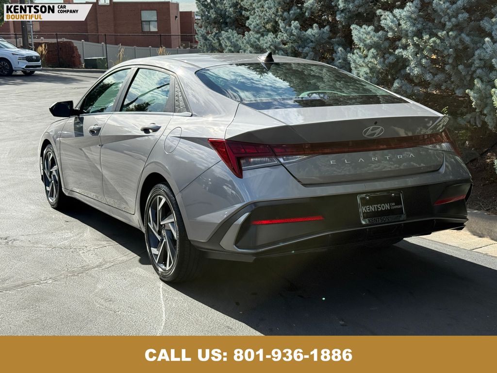 2025 Hyundai Elantra SEL Convenience photo 3