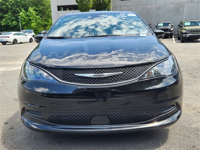 2025 Chrysler Voyager LX photo 2