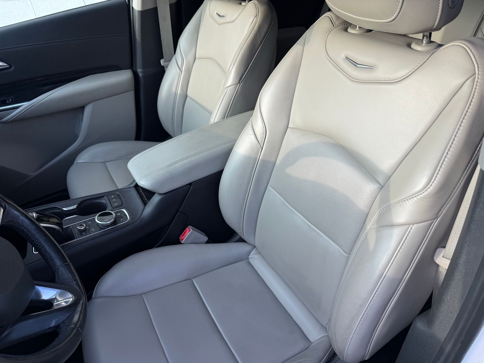 2021 Cadillac XT4 Premium Luxury photo 2