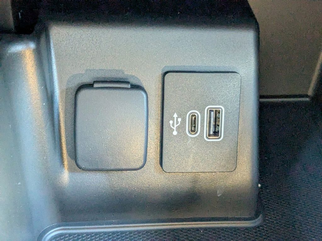 2025 Ford Explorer ST-Line photo 23