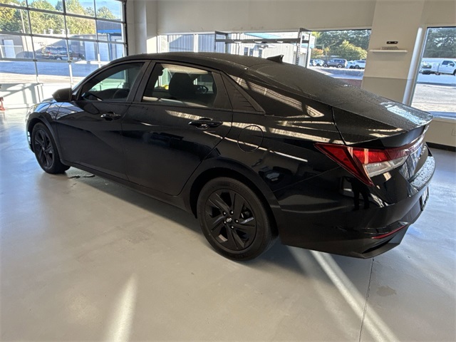 2021 Hyundai Elantra SEL photo 3