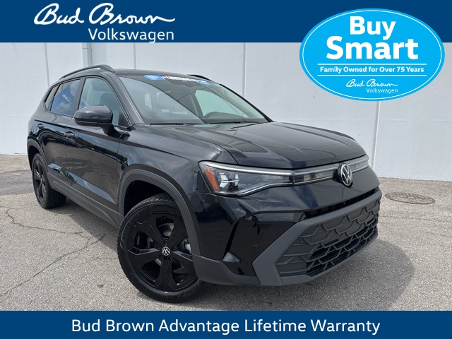2025 Volkswagen Taos SE Black's photo