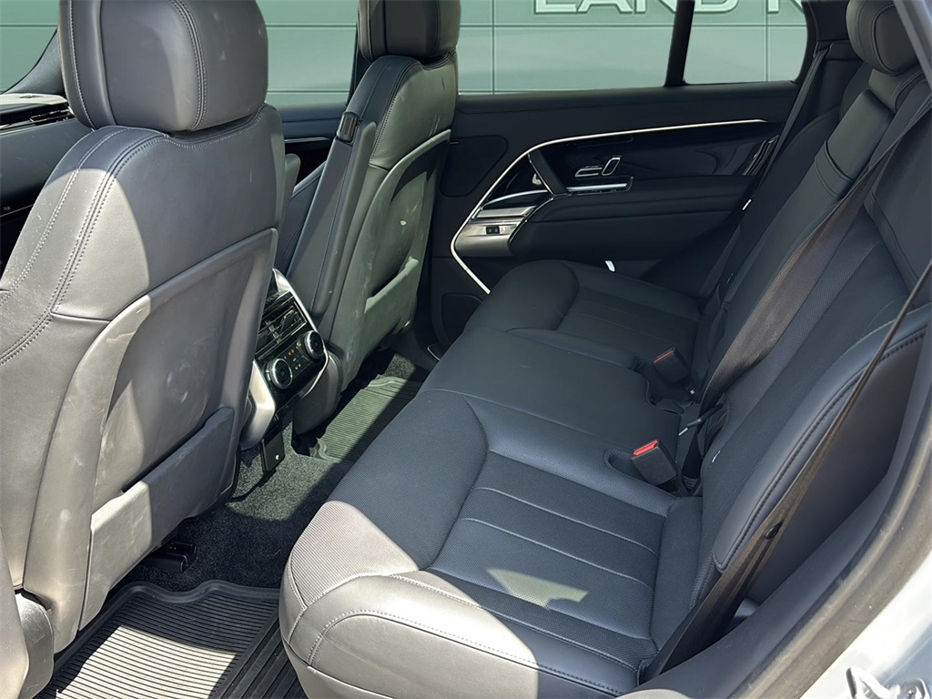 2023 Land Rover Range Rover SE photo 13