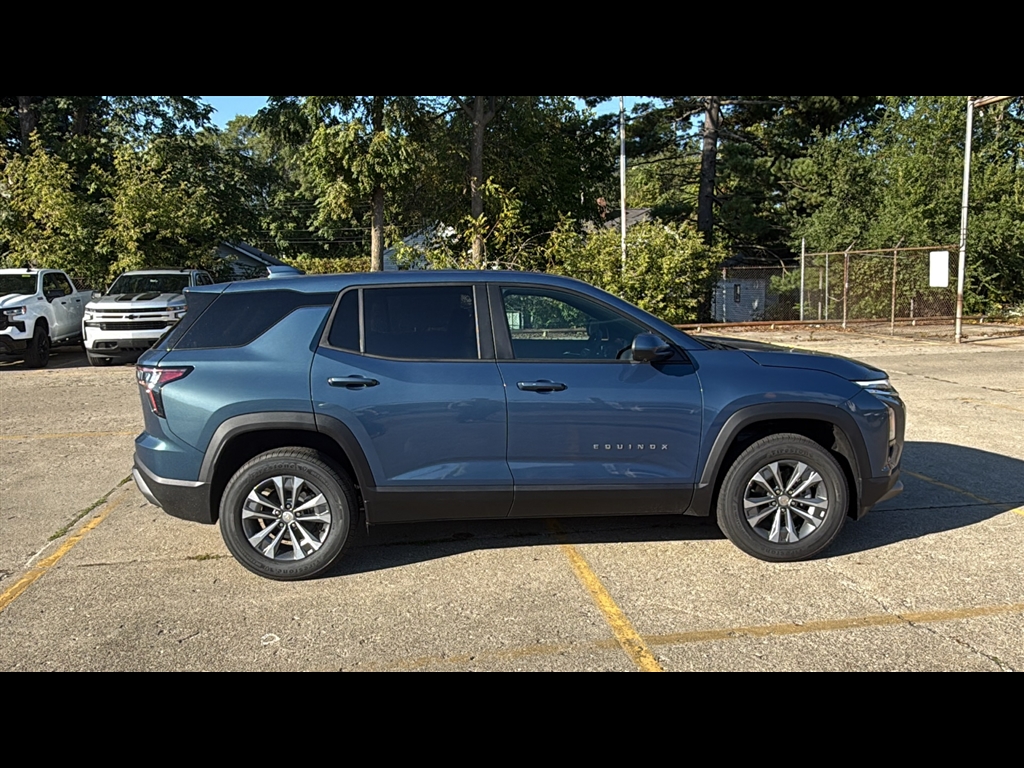 2026 Chevrolet Equinox LT photo 2