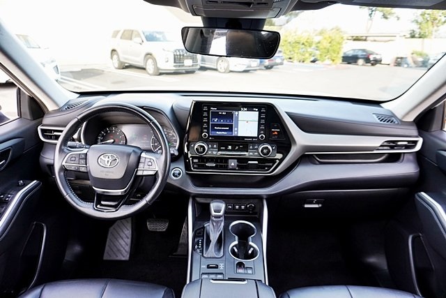 Used 2021 White Toyota XLE image 18