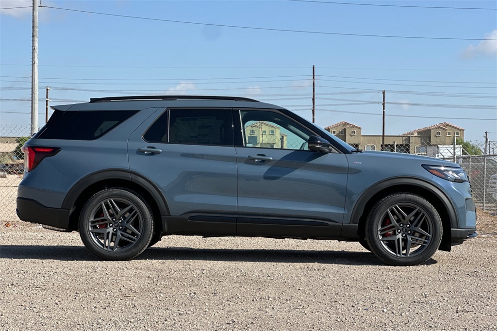 2025 Ford Explorer ST-Line photo 3