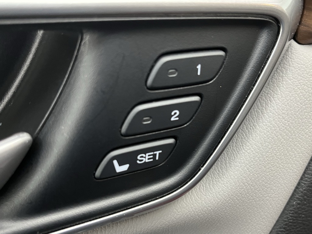2022 Honda CR-V Hybrid Touring photo 11