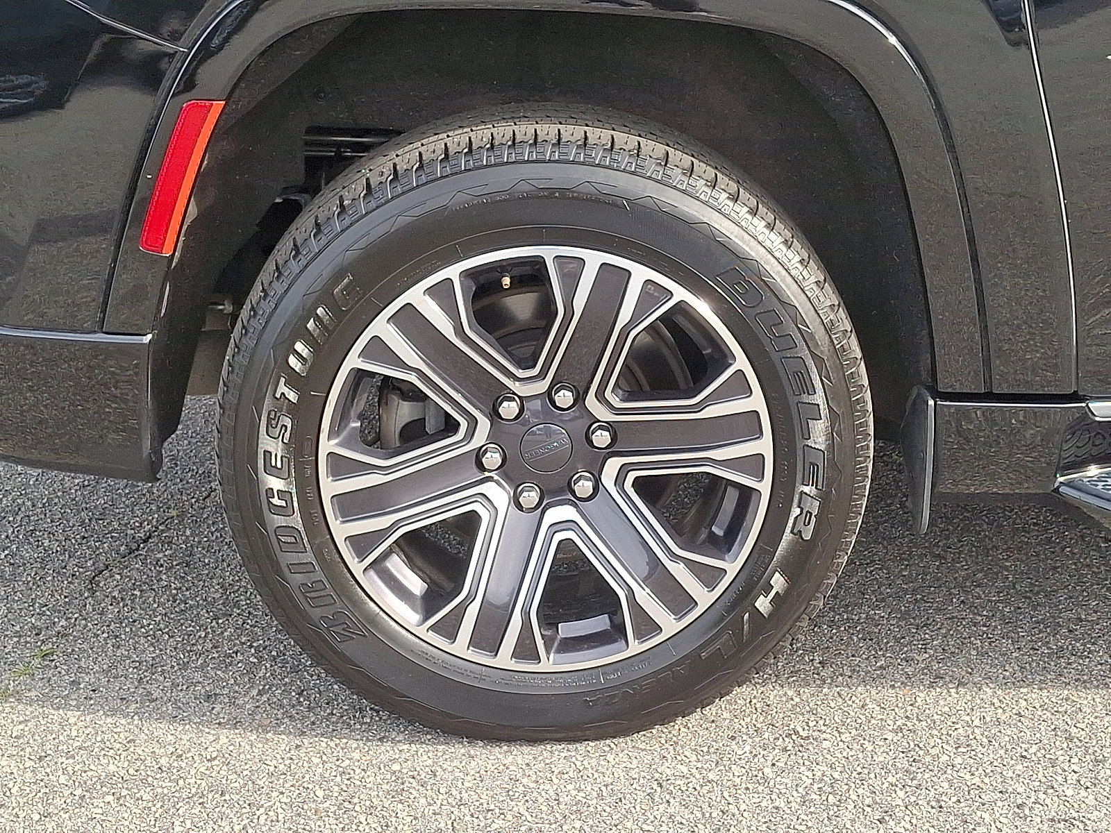 2024 Jeep Wagoneer L Series II photo 8