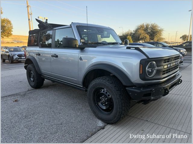 2023 Ford Bronco 4-Door Black Diamond's photo