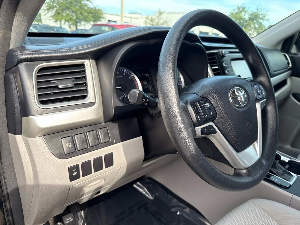 2017 Toyota Highlander LE photo 19