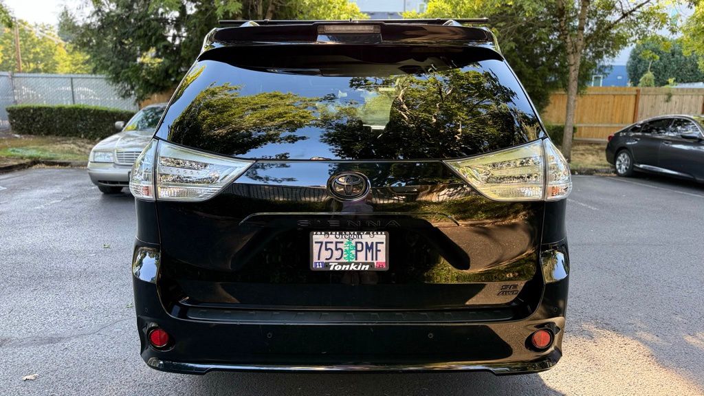 2020 Toyota Sienna SE Premium photo 7
