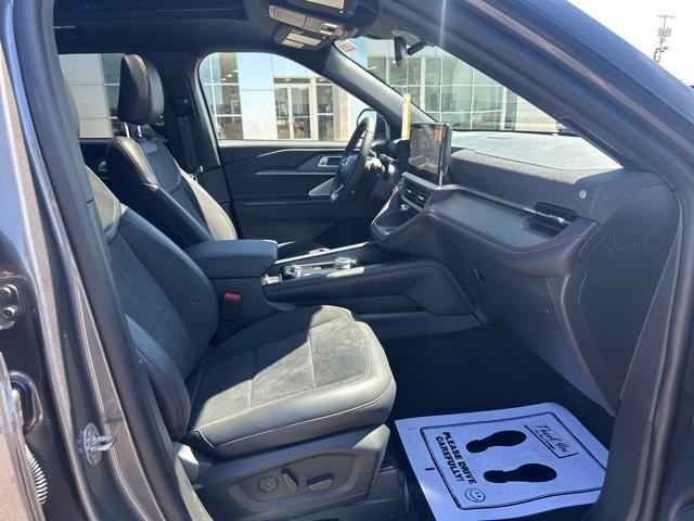2025 Ford Explorer ST photo 4